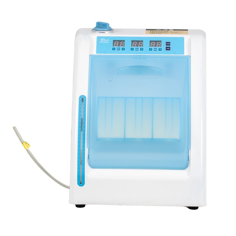 Machine de nettoyage et de graissage de pièces à main dentaires